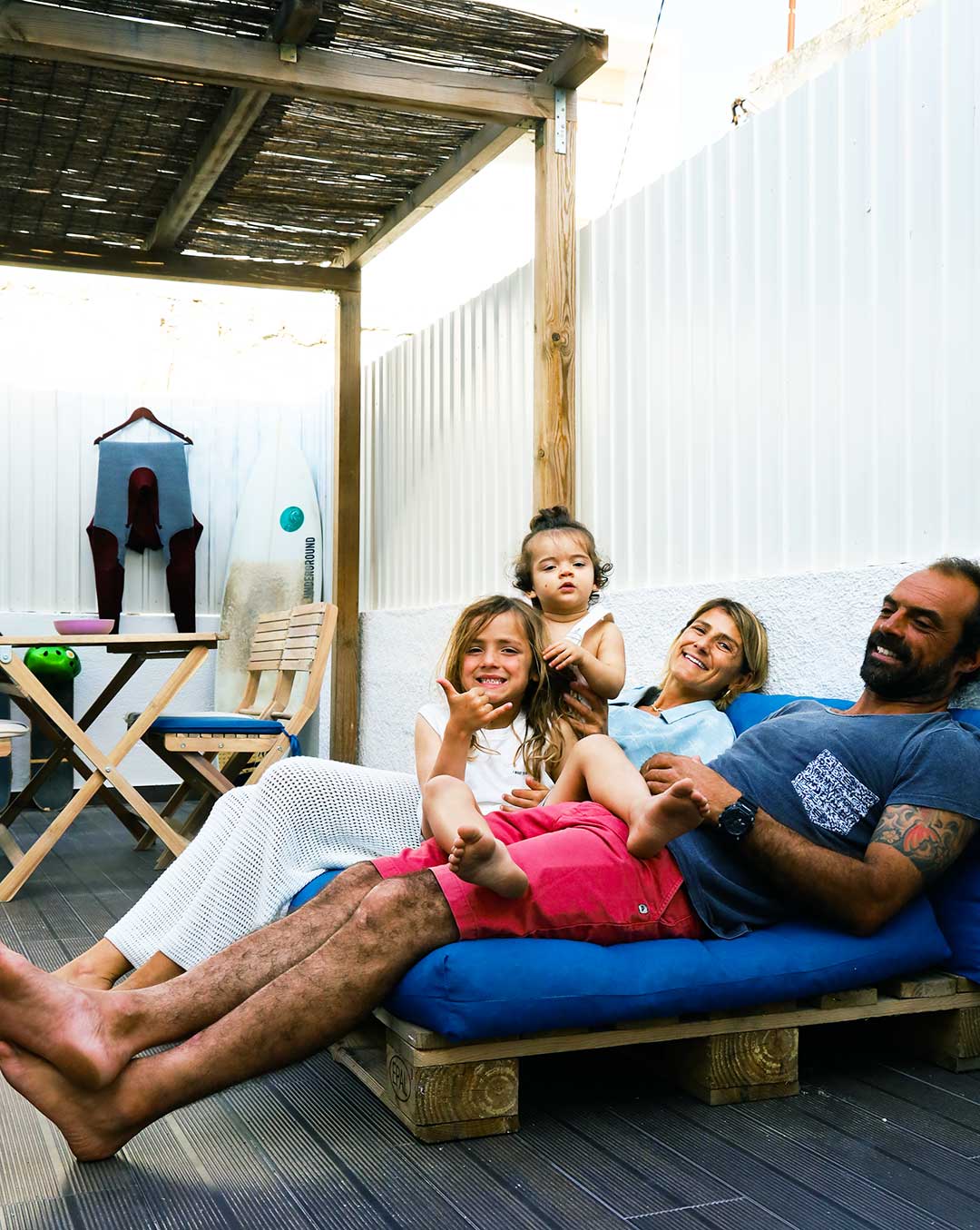 Familia do pé descalço no terraço 1
